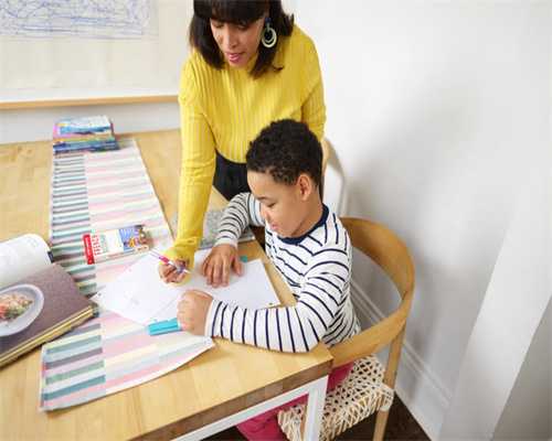 三代试管婴儿囊胚移植后*化和胎儿停顿的风险大吗？